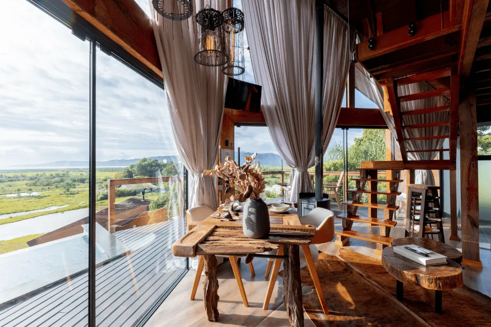 Cabana Alpes living room with sofa, tub and valley view