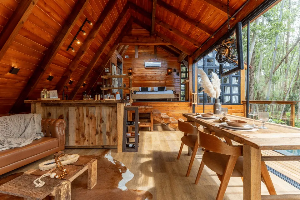 Cabana Plátano interior with kitchen, table and loft