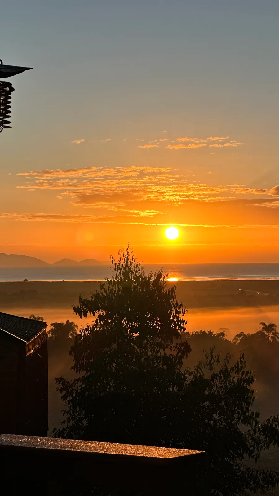 Pôr do sol sobre o vale, visto do alto